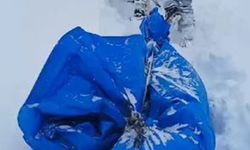 Yoğun kar yağışı nedeniyle cenazeyi iple sürüklediler