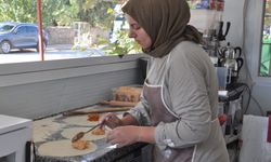 Depremzede öğretmen annesinin öğrettiği marifetle hayata tutundu