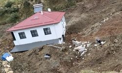 Ev 50 metre sürüklendi: Evdeki eşyalar bahçeye savruldu!