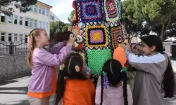 İzmir’de renkli dokunuş: Minik eller ağaçları süsledi!