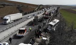 Tır yolcu otobüsüne çarptı! Trafik tıkandı: Yaralılar var