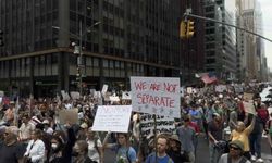 New York’ta Donald Trump ve Elon Musk protestosu: Binlerce kişi politikaları eleştirdi!