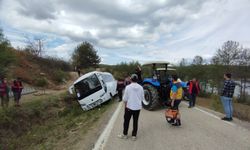Osmaniye'ye yürekleri hoplatan kaza! Öğrencileri taşıyan araç devrildi