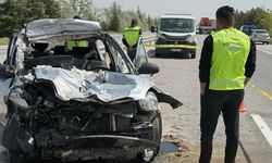 Afyonkarahisar’da otomobil, tıra çarptı: Can pazarı yaşandı!