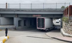 Aydın'da tren yolu geçidine sıkışan araç böyle kurtarıldı!