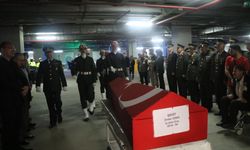 Şehidin kızı babasına oyuncak ayısıyla veda etti