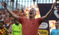 Göztepe tribünlerinde Levent Yüksel coşkusu!