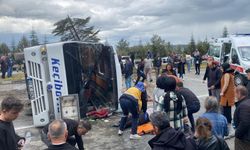 Isparta'da yolcu midibüsü devrildi: Çok sayıda yaralı var!