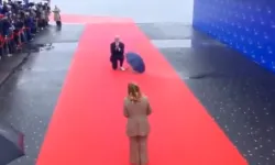 Tiran’da ilginç karşılama: Giorgia Rama, Edi Meloni’ye diz çöktü!