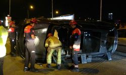 İzmir Bayraklı'da otomobil takla atarak trafik lambasına çarptı: Sürücü yaralandı!