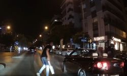İzmir Karşıyaka'da trafik kavgası: Üzerlerine 'döner bıçağıyla' yürüdü!