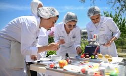 İzmir Bornova’da genç pastacılar hünerlerini sergiledi!