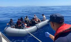 İzmir Çeşme ve Seferihisar'da ölümle burun buruna gelen 53 düzensiz göçmen kurtarıldı!