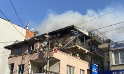 İzmir Karabağlar'da sabah saatlerinde apartman yangını!
