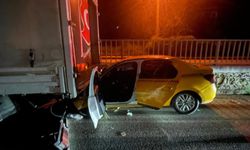 Ticari taksi kamyonete çarpınca ortalık savaş alanına döndü: 1 ölü, 1 yaralı