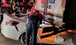 Mersin'de feci kaza: Otomobil park halindeki tırın altına girdi, 2 kişi hayatını kaybetti!