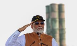 Hindistan Başbakanı Modi 'yıkılmadık ayaktayız' mesajını S-400'lerin önünde verdi