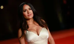 Salma Hayek 58 yaşında bikinili kapak kızı oldu!