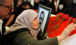 Gözyaşlarıyla veda ettiler: Sırrı Süreyya Önder toprağa verildi!