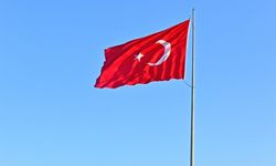 Türk Bayrağını yakma girişimi kamerada: “Sen Kimsin Be!”