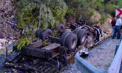 Antalya'da feci kaza: Yumurta yüklü kamyon devrildi, 1 kişi hayatını kaybetti!