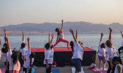 İzmir'de yoga ve gün batımı buluşması: Bayraklı'da yüzleri güldüren etkinlik