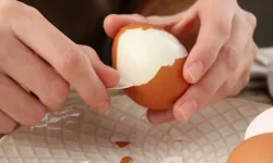 Haşlanmış yumurtayı parçalamadan soymak bu yöntemle çok kolay