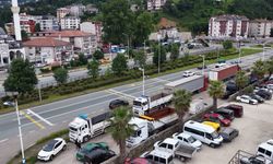 Tırlar üst geçidi kapattı, yayalar tehlike altında!
