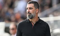 Arda Turan kadın muhabirle göz göze gelemedi!