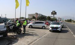 Görev yolunda kaza: Trafik polisi motosikletle savruldu