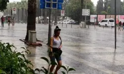 Denizli’de sağanak yağış hayatı felç etti: Yollar dereye döndü, ulaşım durdu