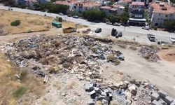 İzmir Foça'da Belediyenin molozları turizm cennetini tehdit ediyor!