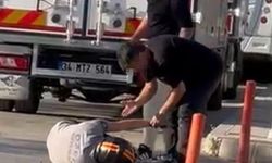 İzmir'de trafikte endişelendiren anlar! Motosikletliyi tekmeledi!
