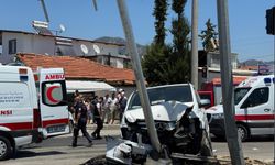 Muğla Fethiye'de minibüsle hafif ticari araç çarpıştı! Yaralılar var