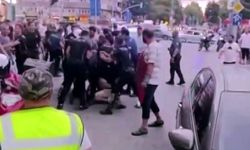 Sokak ortasında boks maçı gibi kavga: Dakikalarca süren arbede kamerada