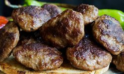 Usta şeflerin elinden çıkmış gibi köfteyi uçuruyor: Sadece 1 kaşık eklemek yetiyor!