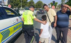 Babası kaza yapan küçük çocuğu trafik polisleri teselli etti