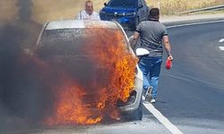 Bir anda alev topuna döndü…  Otomobil kullanılamaz hale geldi!