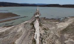 Alaçatı Barajı kurudu, eski İzmir-Çeşme yolu ortaya çıktı!
