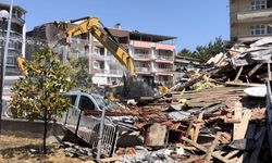 1 kişiye mezar olmuştu! Balıkesir’de yıkılan binanın enkazı kaldırılıyor