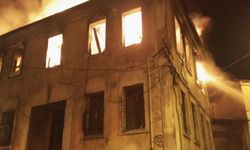 Edremit’te tarihi bina alevlere teslim oldu