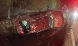 Gece yarısı kabusu: İzmir Foça’da takla atan otomobilde 4 kişi ağır yaralandı!