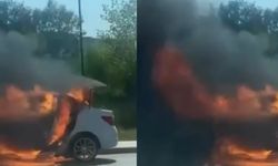 İzmir Karşıyaka'da hareket halindeki araç alev topuna döndü!