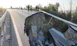 Kuşadası’nda yol çöktü! Söke bağlantısı kapandı