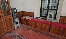 Deprem cami kapılarını kapattı, avluya çadır kuruldu!