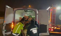 Yol ortasında oturan adama otomobil çarptı!