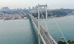 15 Temmuz'un 10. yılı öncesi hazırlıklar hız kazandı: Dev Türk bayrakları köprülerde yerini aldı