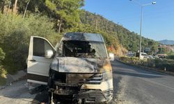 Turistleri taşıyan minibüs alev aldı: Şoförün soğukkanlılığı facianın önüne geçti