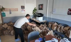 Öğrencilerin çantasında Bornova belediyesi imzası