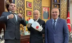 Bahçeli gardını aldı: Boks eldivenleriyle poz verdi